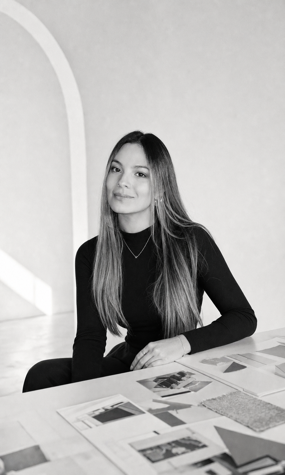 Retrato profesional de Maria Paula Fernández en su estudio creativo
